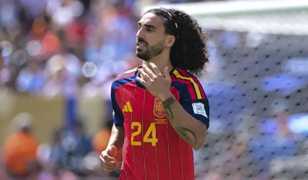 jogador-espanhol-marc-cucurella-mantem-cabelo-longo-para-que-filho-autista-o-reconheca-em-campo