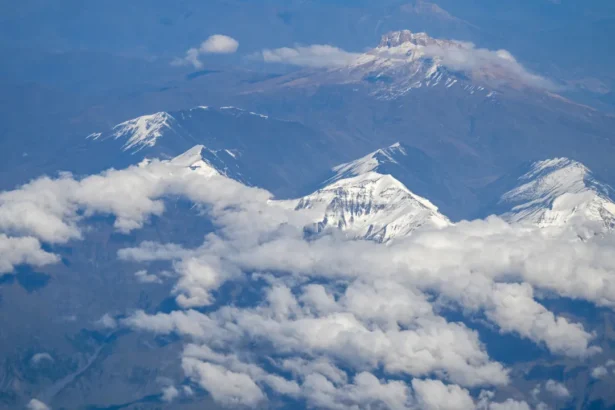 tempestade-mata-cinco-alpinistas-no-monte-elbrus,-o-mais-alto-da-europa