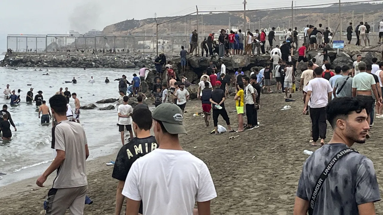travessia-para-ceuta-deixa-24-mortos-e-leva-espanha-a-enviar-exercito
