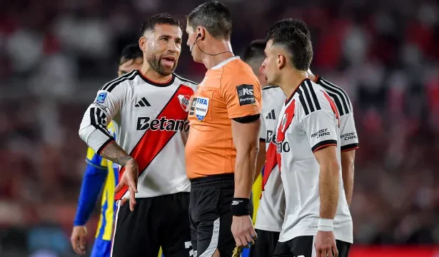 otamendi-marca-contra,-e-river-afunda-em-crise-historica-na-argentina