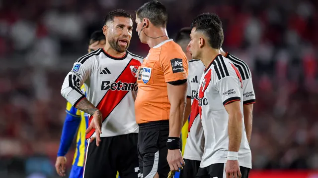 otamendi-marca-contra,-e-river-afunda-em-crise-historica-na-argentina