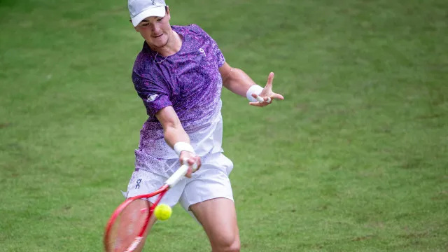joao-fonseca-volta-a-vencer-tsitsipas-e-avanca-no-masters-1000-de-montreal