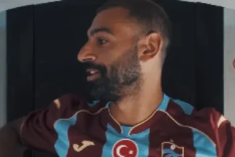 salah-chega-a-turquia-e-veste-camisa-do-trabzonspor-antes-de-exames