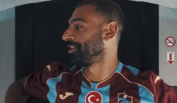 salah-chega-a-turquia-e-veste-camisa-do-trabzonspor-antes-de-exames