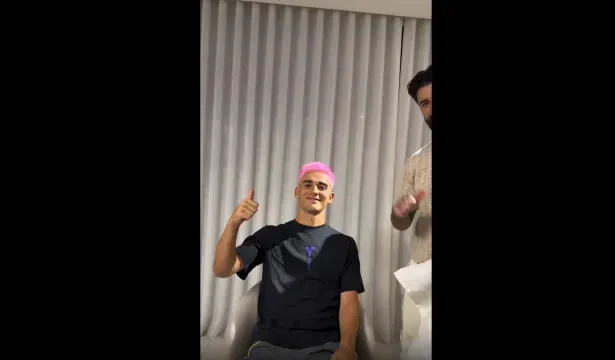 gavi-pinta-o-cabelo-de-rosa-apos-titulo-da-espanha-na-copa-do-mundo