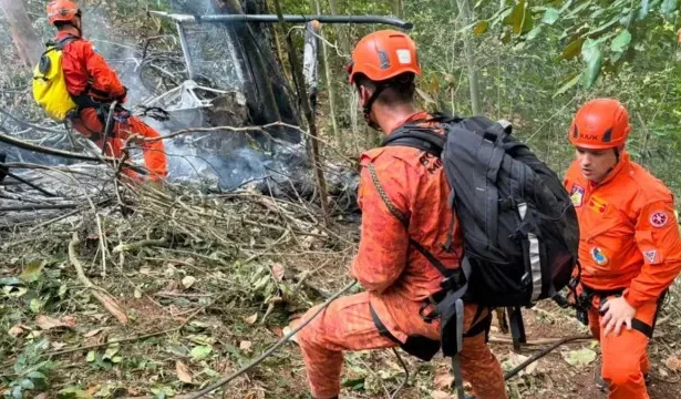 helicoptero-cai-no-rio;-piloto-e-turistas-da-colombia-morrem