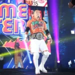 lutador-de-wrestling-yujiro-kushida-cai-no-golpe-da-fruta-em-visita-ao-mercadao-de-sp