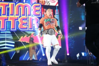 lutador-de-wrestling-yujiro-kushida-cai-no-golpe-da-fruta-em-visita-ao-mercadao-de-sp