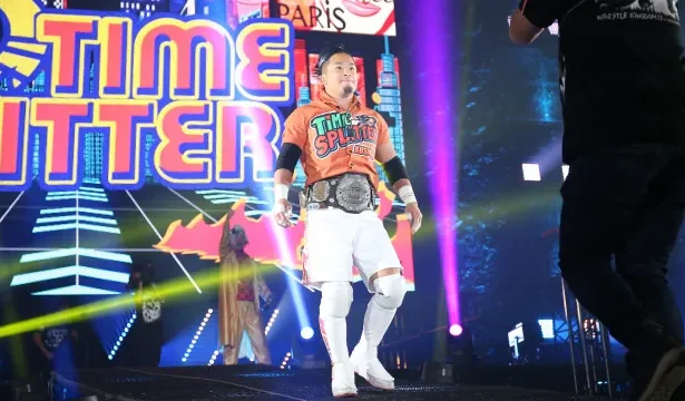 lutador-de-wrestling-yujiro-kushida-cai-no-golpe-da-fruta-em-visita-ao-mercadao-de-sp