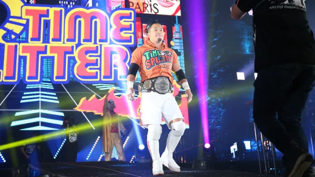 lutador-de-wrestling-yujiro-kushida-cai-no-golpe-da-fruta-em-visita-ao-mercadao-de-sp
