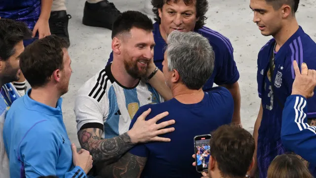 messi-quebra-o-silencio-apos-a-morte-do-pai:-“queria-te-dar-o-mundial-“