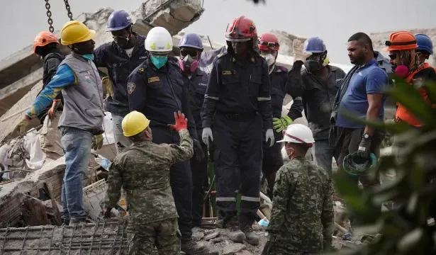 bebe-de-3-meses-resgatado-dos-escombros-na-colombia;-mae-segue-soterrada