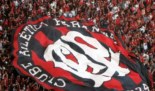melhor-mandante,-athletico-pr-recebe-o-red-bull-bragantino-para-manter-embalo-no-brasileirao