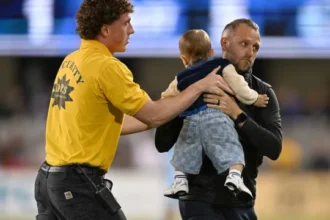 partida-de-futebol-e-interrompida-apos-bebe-‘invadir’-o-campo;-video