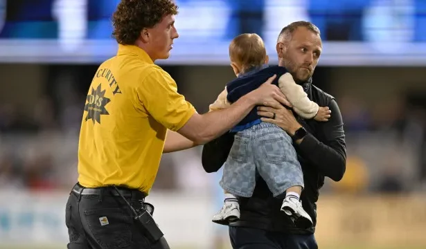 partida-de-futebol-e-interrompida-apos-bebe-‘invadir’-o-campo;-video