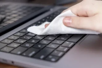 como-limpar-o-teclado-do-computador-sem-danificar-as-teclas-e-circuitos