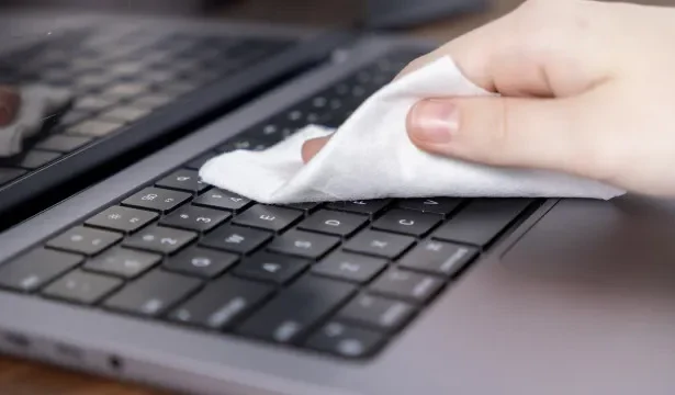 como-limpar-o-teclado-do-computador-sem-danificar-as-teclas-e-circuitos