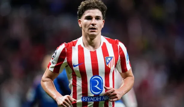julian-alvarez-retorna-aos-treinos-pelo-atletico-de-madrid-e-dirigente-torce-por-reintegracao