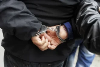 homem-e-preso-sob-suspeita-de-tentar-estuprar-menino-em-praia-de-guaruja-(sp)