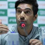 stjd-marca-julgamento-de-abel-ferreira-por-chute-em-microfone-no-brasileiro