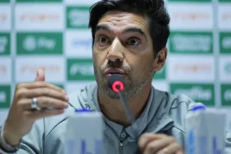 stjd-marca-julgamento-de-abel-ferreira-por-chute-em-microfone-no-brasileiro