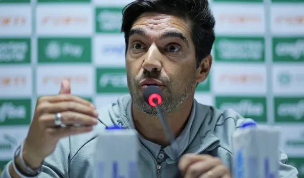 stjd-marca-julgamento-de-abel-ferreira-por-chute-em-microfone-no-brasileiro