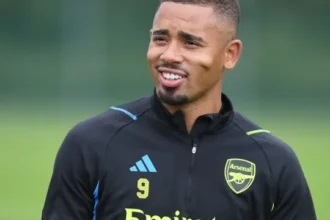 hansi-flick-elogia-gabriel-jesus-e-atacante-pode-estrear-pelo-barcelona