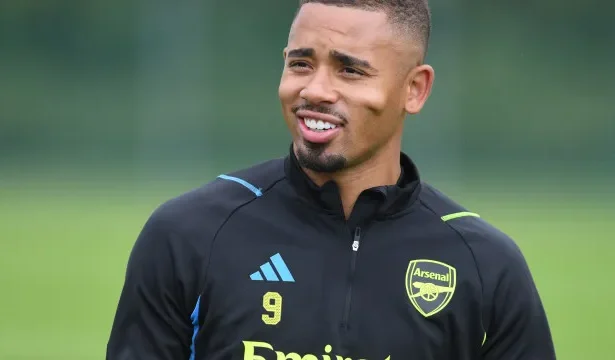 hansi-flick-elogia-gabriel-jesus-e-atacante-pode-estrear-pelo-barcelona