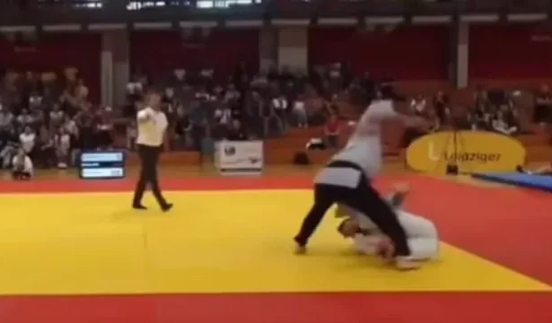 judoca-olimpico-e-agredido-com-socos-no-tatame-e-fratura-mandibula;-video