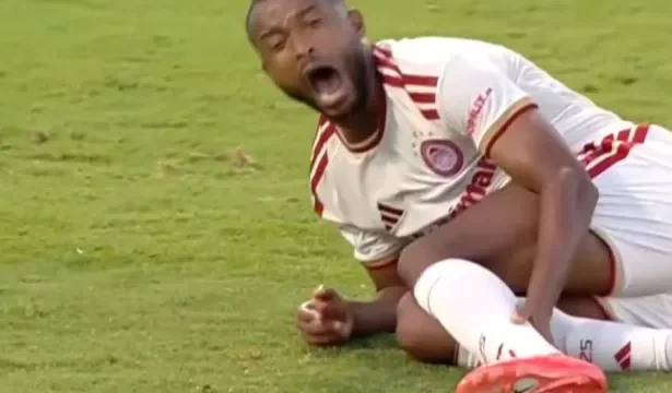 imagens-fortes:-atacante-marroquino-fratura-a-perna-em-dividida;-video