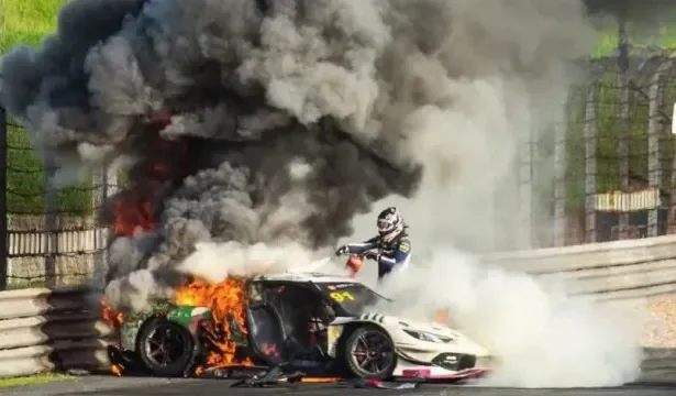piloto-resgata-colega-de-carro-em-chamas-apos-acidente-em-prova-no-china-gt