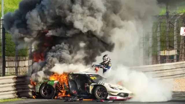 piloto-resgata-colega-de-carro-em-chamas-apos-acidente-em-prova-no-china-gt