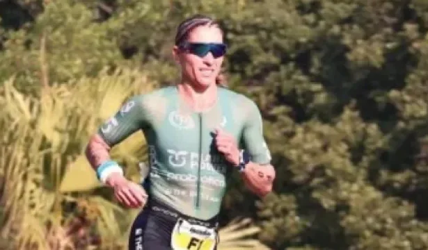 a-triatleta-que-virou-‘dama-de-ferro’-forjada-com-latinhas-catadas-pela-mae