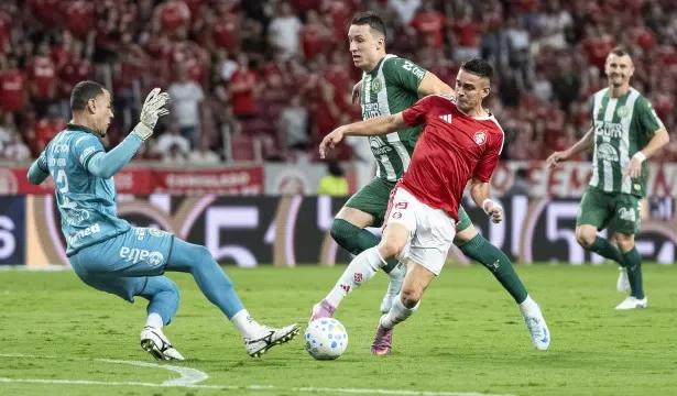 sob-enorme-pressao,-internacional-visita-a-chapecoense-em-duelo-direto-no-z-4-do-brasileirao