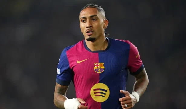 raphinha-retoma-boa-fase-no-barcelona-antes-de-voltar-a-selecao