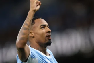 ex-palmeiras,-allan-estreia-com-gol-e-assistencia-em-goleada-do-city