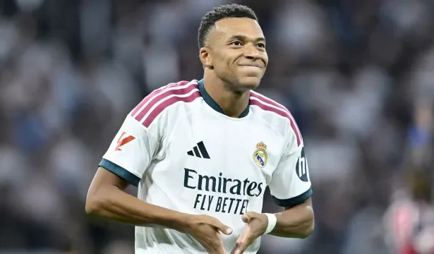mbappe-insiste-na-bola-de-ouro:-“o-meu-melhor-advogado-sao-os-meus-pes”