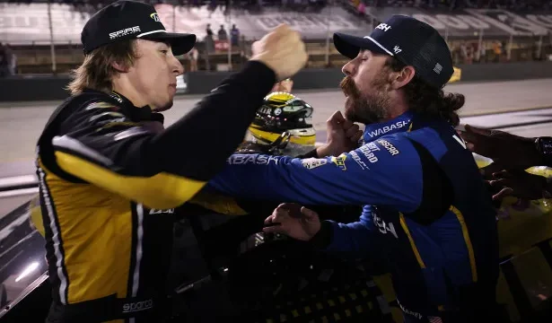 pilotos-da-nascar-trocam-socos-apos-acidente-durante-corrida
