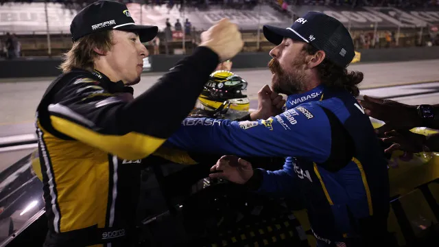 pilotos-da-nascar-trocam-socos-apos-acidente-durante-corrida