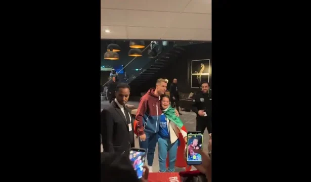 cristiano-ronaldo-causa-euforia-entre-criancas-em-hotel-na-noruega