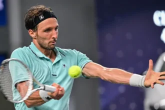 medvedev-e-desclassificado-apos-dar-bolada-em-espectador,-e-djokovic-avanca-a-final-na-china