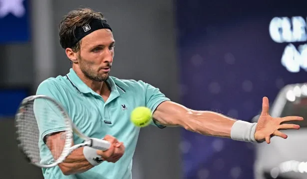 medvedev-e-desclassificado-apos-dar-bolada-em-espectador,-e-djokovic-avanca-a-final-na-china