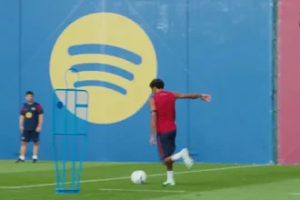 yamal-da-passe-de-trivela-e-adeyemi-marca-golaco-em-treino-do-barcelona