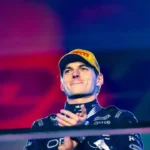 f1:-verstappen-vence-gp-de-singapura-e-ultrapassa-marca-de-schumacher;-bortoleto-abandona
