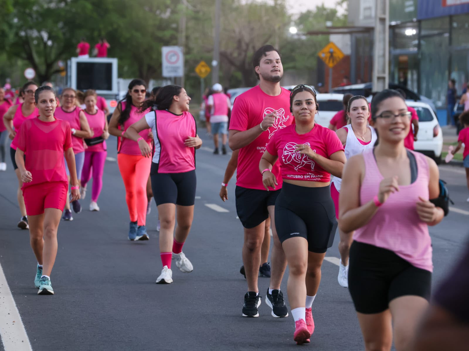 em-palmas,-corrida-outubro-em-passos-reune-comunidade-e-reforca-prevencao-ao-cancer-de-mama-e-do-colo-do-utero