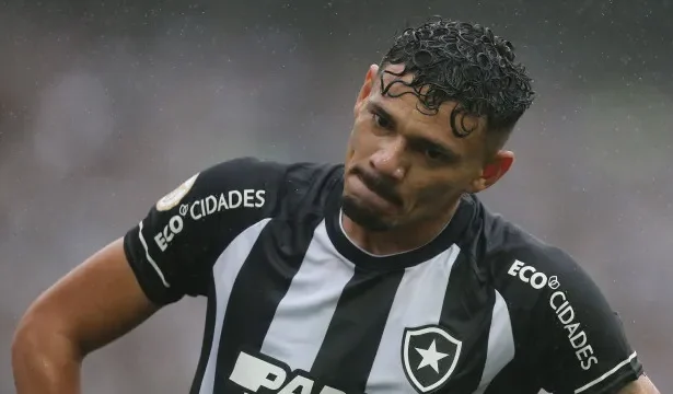 tiquinho-‘volta-no-tempo’-e-botafogo-bate-chapecoense-na-1a-vitoria-de-tite