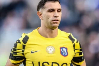 dibu-martinez-passa-por-cirurgia-na-mandibula-apos-choque-de-cabeca:-‘voltaremos-em-semanas’