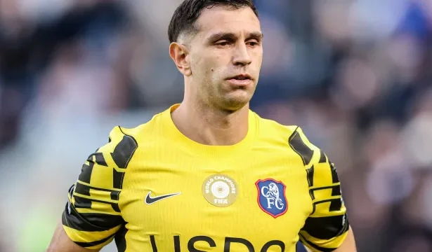 dibu-martinez-passa-por-cirurgia-na-mandibula-apos-choque-de-cabeca:-‘voltaremos-em-semanas’