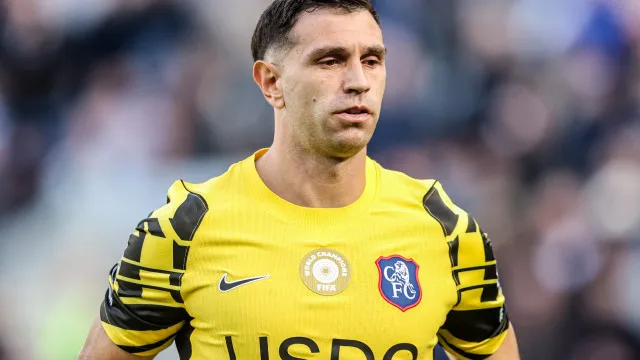 dibu-martinez-passa-por-cirurgia-na-mandibula-apos-choque-de-cabeca:-‘voltaremos-em-semanas’
