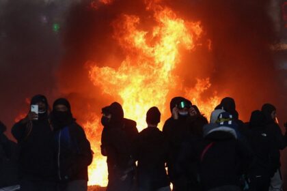 tensoes-voltam-a-crescer;-franca-contabiliza-custos-de-protestos